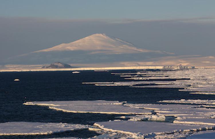 Климатологи назвали причину быстрого таяния ледников Антарктиды