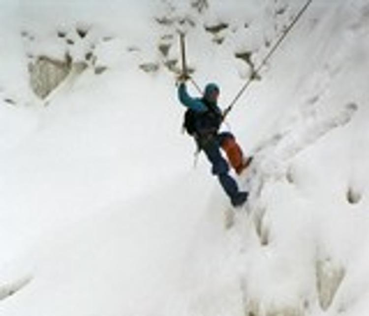 Двое гидов альпинистов разбились при восхождении на Эльбрус