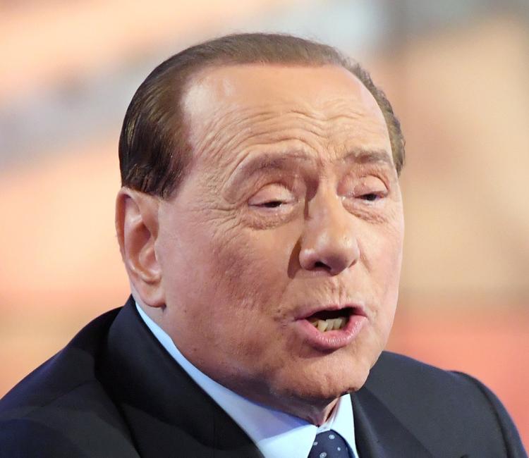 Сильвио Берлускони разбил голову, упав в собственном доме