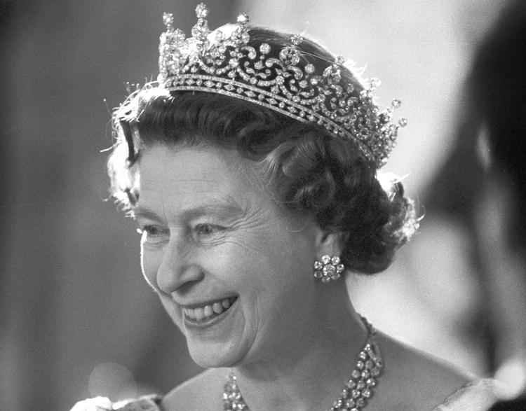 Королева Великобритании приняла решение отказаться от короны