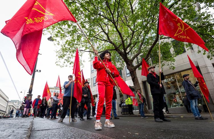 Левые прошли по центру Лондона с портретами Сталина и флагами СССР