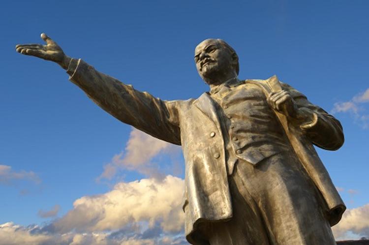 На Украине подростка раздавило памятником Ленина