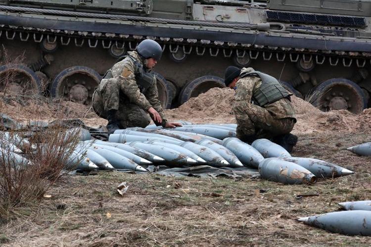 Трусы и памперсы для украинских военных начали собирать в Литве