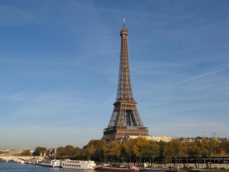 На Эйфелевой башне в Париже вывесили баннер против Ле Пен