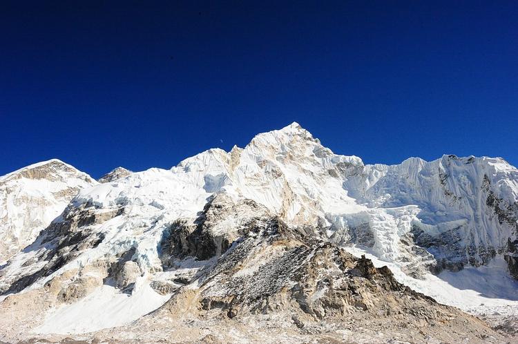 Эверест вознамерилось покорить рекордное число альпинистов
