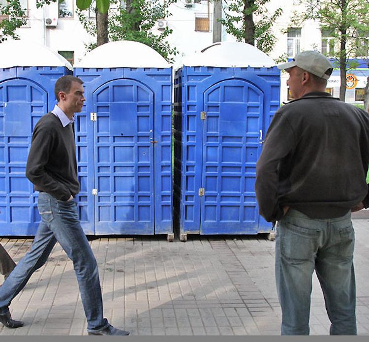 Мэр Киева Кличко лично проверил работу Hi-Tech туалета перед "Евровидением"