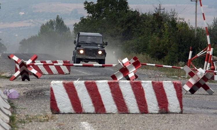 На дороге, по которой должен был проехать Захарченко, нашли 6 взрывных устройств