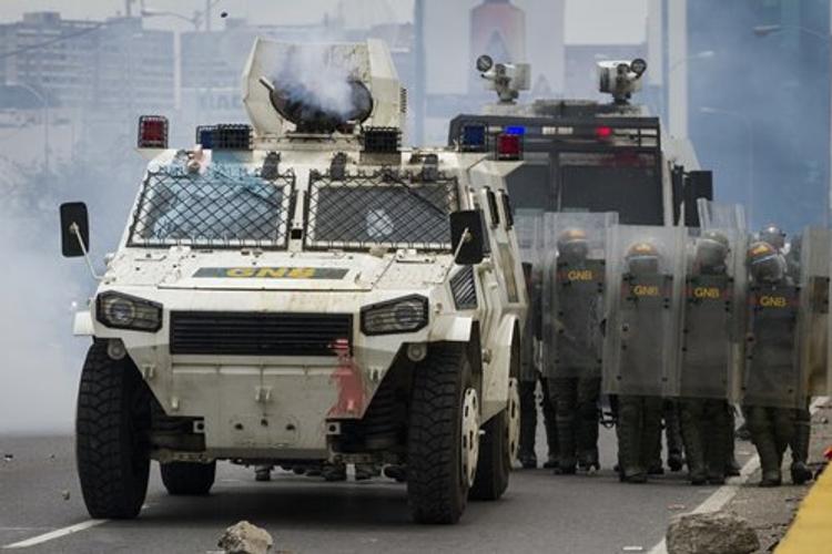 В Венесуэле полиция забросала лагерь беженцев гранатами (ВИДЕО)