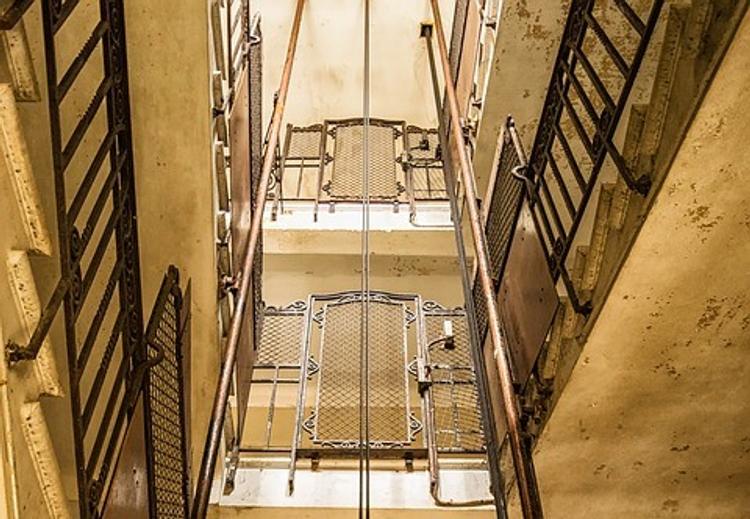 В Петербурге лифт с детьми в кабине сорвался и пролетел несколько этажей