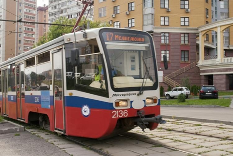 Перевозивший пассажиров трамвай сгорел в Красноярске (ВИДЕО)