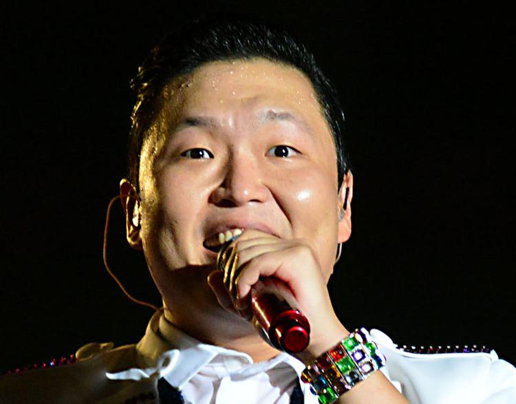 Автор легендарного хита Gangnam Style выпустил новые клипы