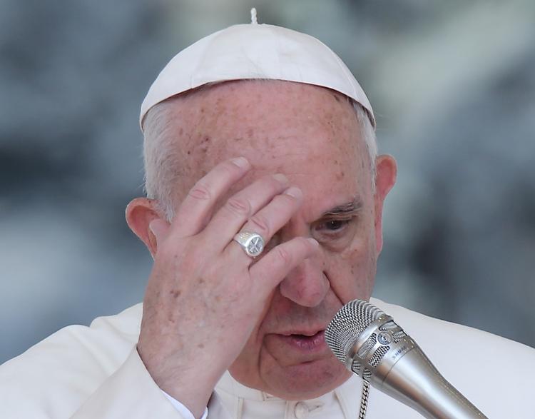 Рядом с Ватиканом появилось граффити с поцелуем Папы Римского и Трампа