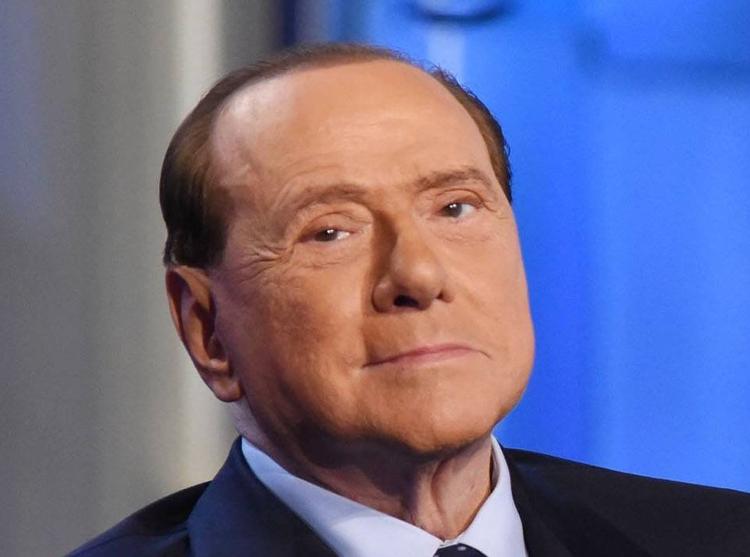 Берлускони изощренно оскорбил Макрона