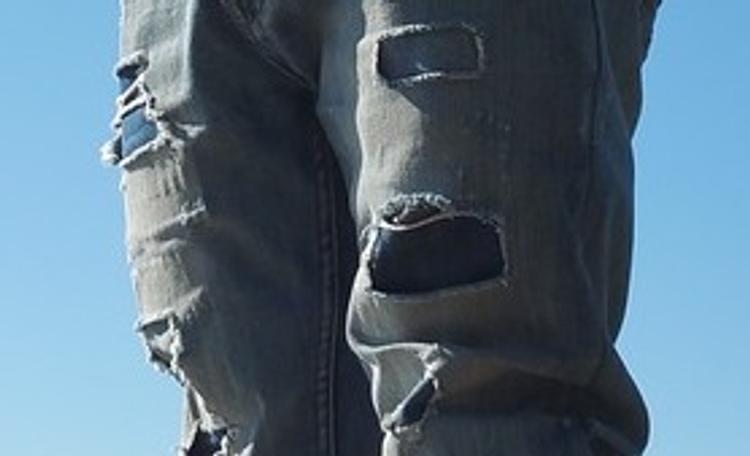 В загсах Москвы запретили появляться в рваных джинсах и шортах
