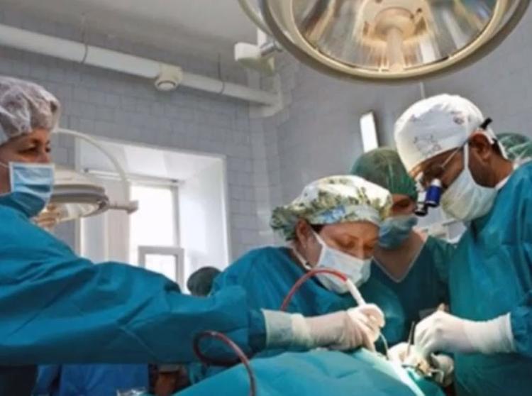 Китайские хирурги устроили драку во время операции, забыв про больного (ВИДЕО)