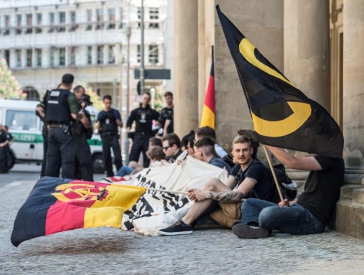 В Берлине толпа протестующих пошла на штурм здания Минюста страны (ВИДЕО)