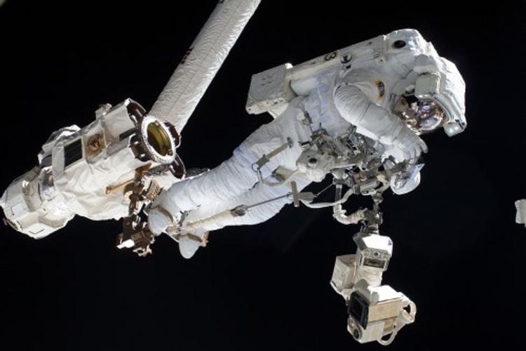НАСА: экипаж МКС готовится к экстренному выходу в открытый космос