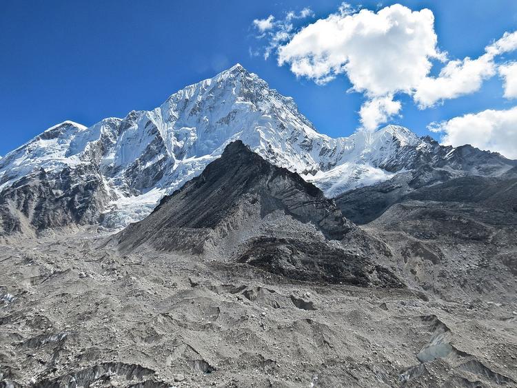 Сразу трое альпинистов погибли при восхождении на Эверест