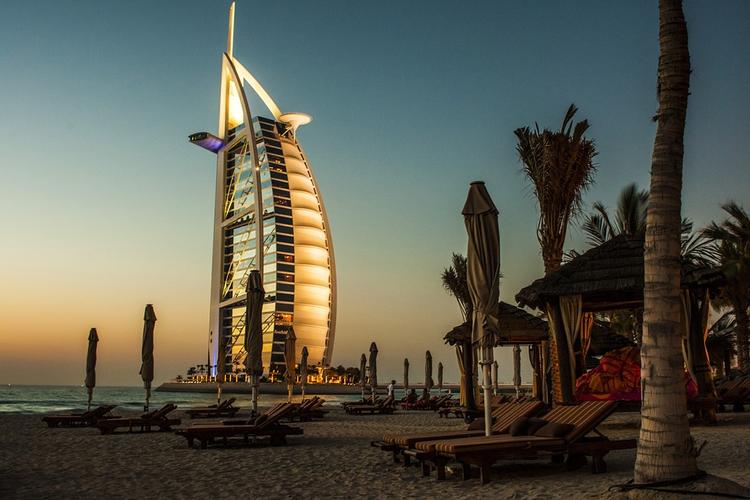 В Дубае на пляжах появились "умные столбы"