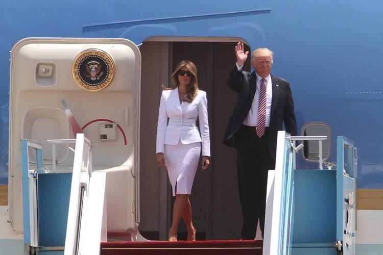 Меланья Трамп отшвырнула руку мужа во время официального визита (ВИДЕО)