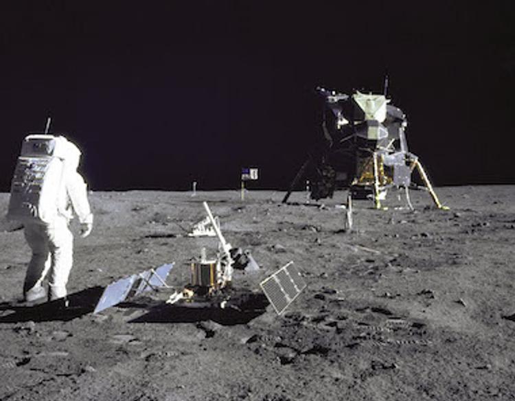 Сумку Армстронга с лунным грунтом внутри пустят с молотка