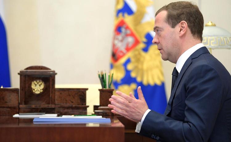 Медведев выступил за снижение ставки по ипотеке
