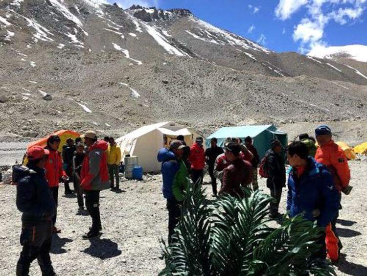 На склоне Эвереста обнаружены тела четырех альпинистов