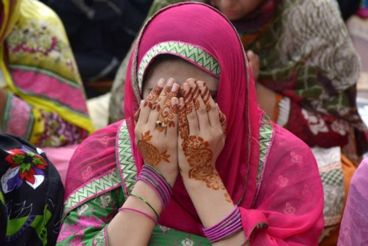 В Пакистане жена облила супруга кислотой за многоженство