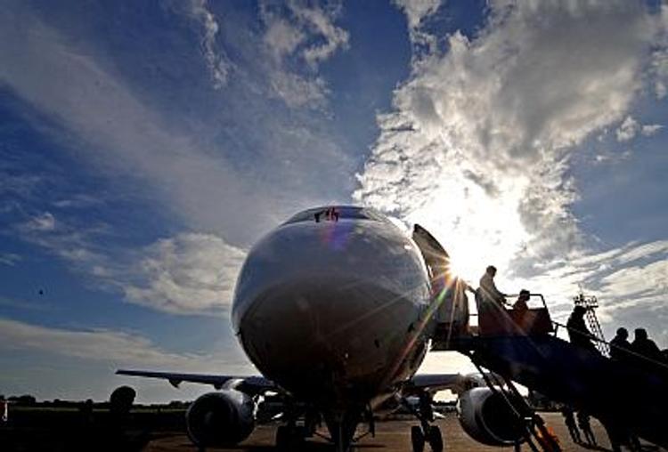 Самолет "Сухой Суперджет-100" уступает конкурентам по налету
