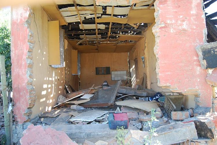 В результате землетрясения в турецкой провинции Маниса  разрушены десятки домов
