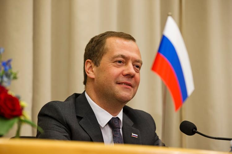 Медведев похвастался тридцатью подтягиваниями в школьные годы