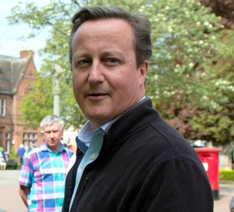 Кэмерон оскандалился в Британии: купил носки без очереди