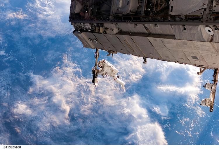 Камера МКС сделала снимок человека в открытом космосе без скафандра