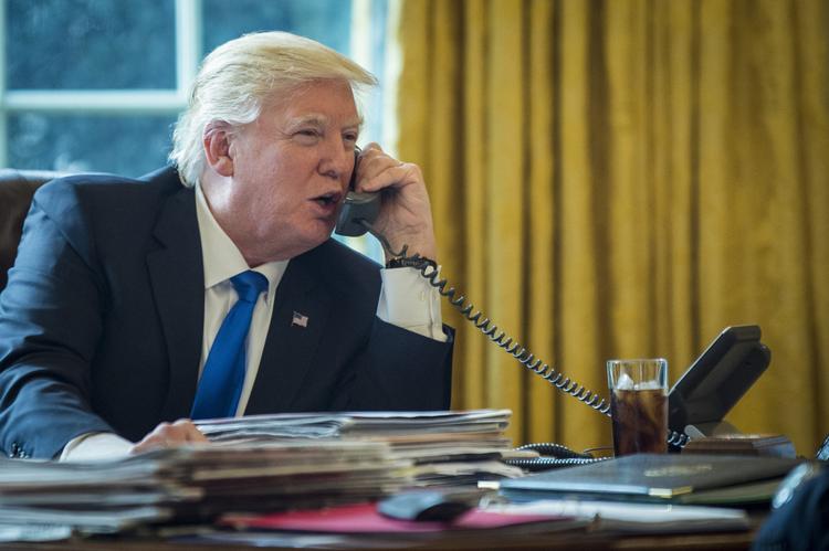 Трамп раздал мировым лидерам свой номер мобильного телефона