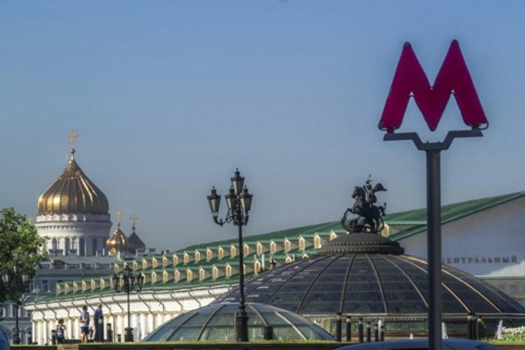 Женщина погибла после падения на рельсы в московском метро