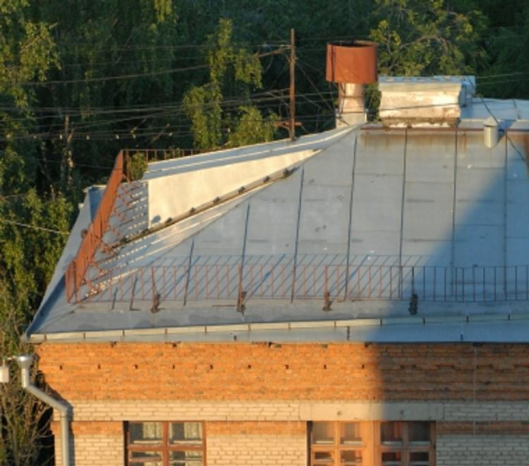 В Петербурге мужчина упал с крыши трехэтажного дома и выжил