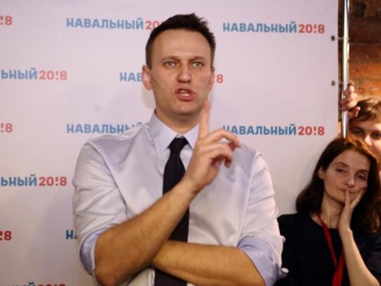 Оппозиционер Навальный взял жену и улетел из России