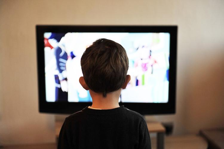 Телевизор в детской спальне провоцирует раннее ожирение