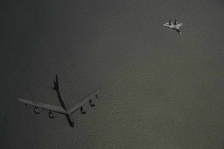 Пентагон опубликовал "фотобомбу": перехват бомбардировщиков ВВС США Су-27 ВКС РФ