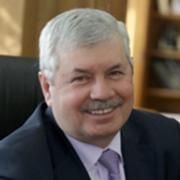 Председатель ЗСО Владимир Мякуш поздравляет южноуральцев с Днем России