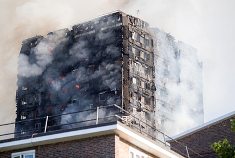 Спасатели сообщили о жертвах в крупном пожаре в жилой высотке в Лондоне