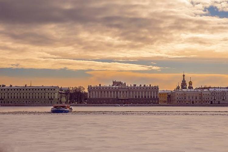 В квартире Петербурга мужчины устроили стрельбу