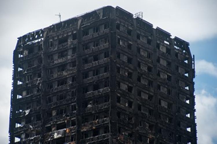 Тереза Мэй признала ошибки спасателей на лондонском пожаре