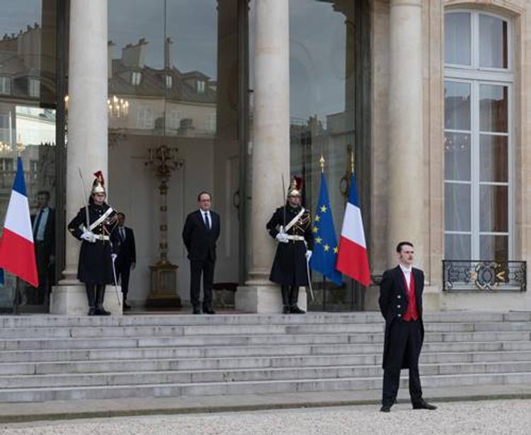 Правительство Франции в течение дня уйдет в отставку