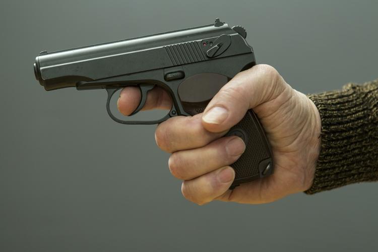 Неизвестный ранил двух мужчин из травматического пистолета в Москве