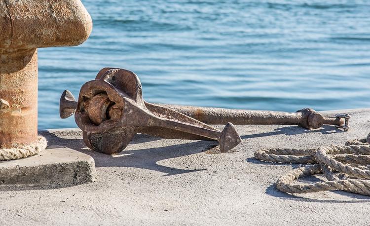 На плавбазе в Приморье обнаружены тела мертвых матросов