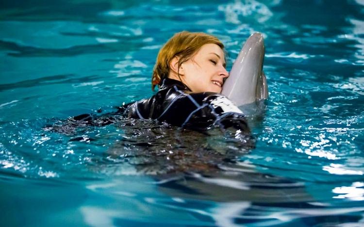 Поклонская поплавала с крымскими дельфинами