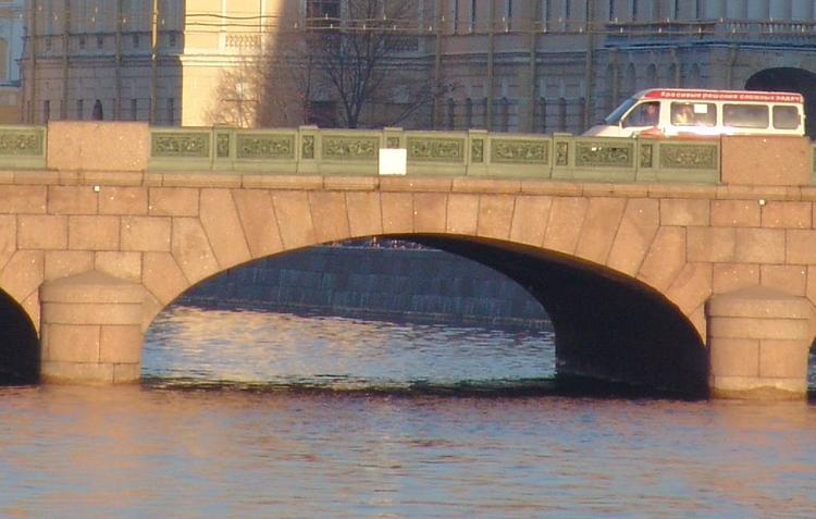 В Петербурге теплоход с пассажирами врезался в мост