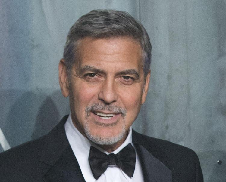 Джордж Клуни впервые появился с новорожденными детьми на публике