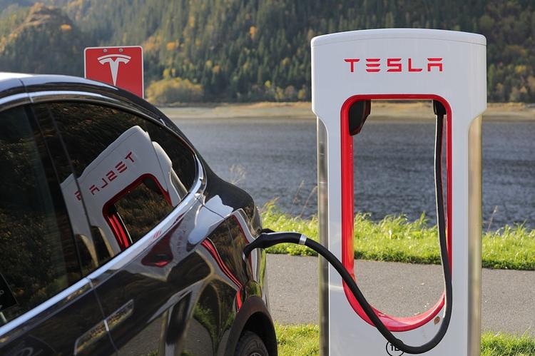 Опубликованы официальные фото электромобиля Tesla Model 3